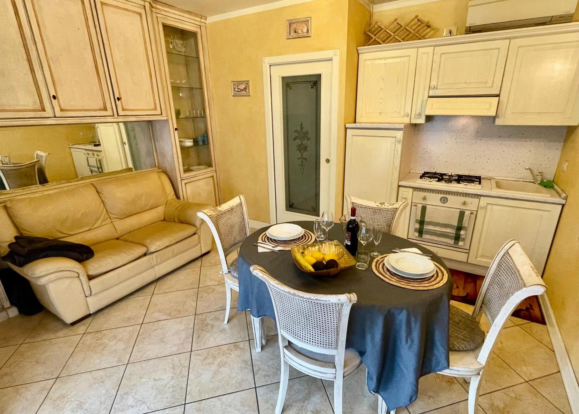 Doctor House Desenzano Appartement Desenzano del Garda Buitenkant foto