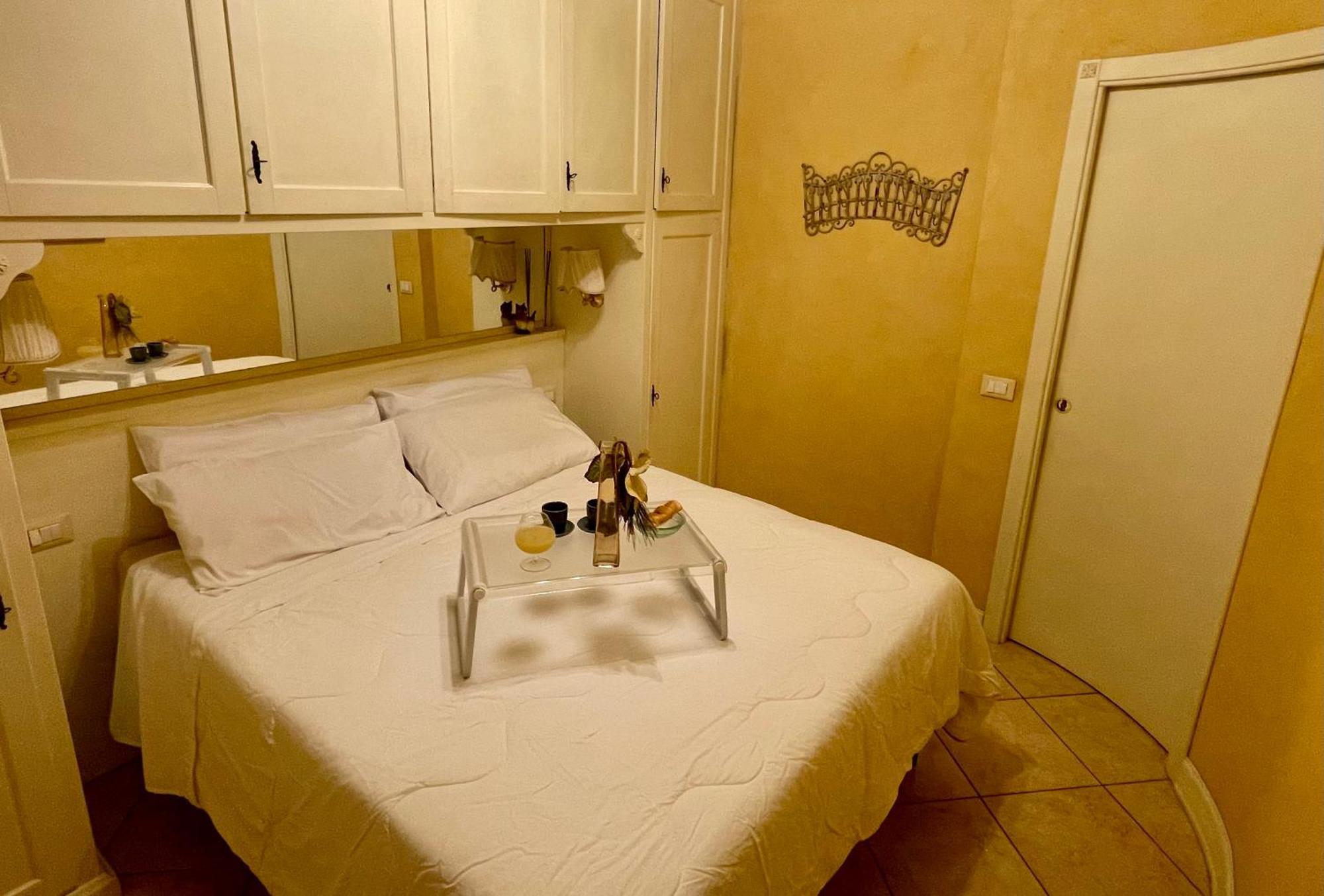 Doctor House Desenzano Appartement Desenzano del Garda Buitenkant foto