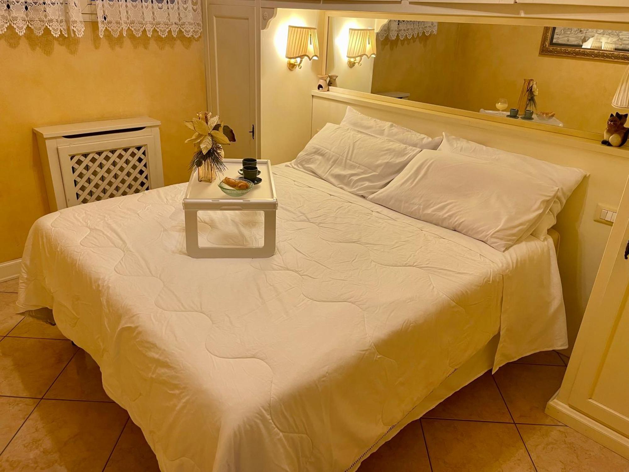 Doctor House Desenzano Appartement Desenzano del Garda Buitenkant foto