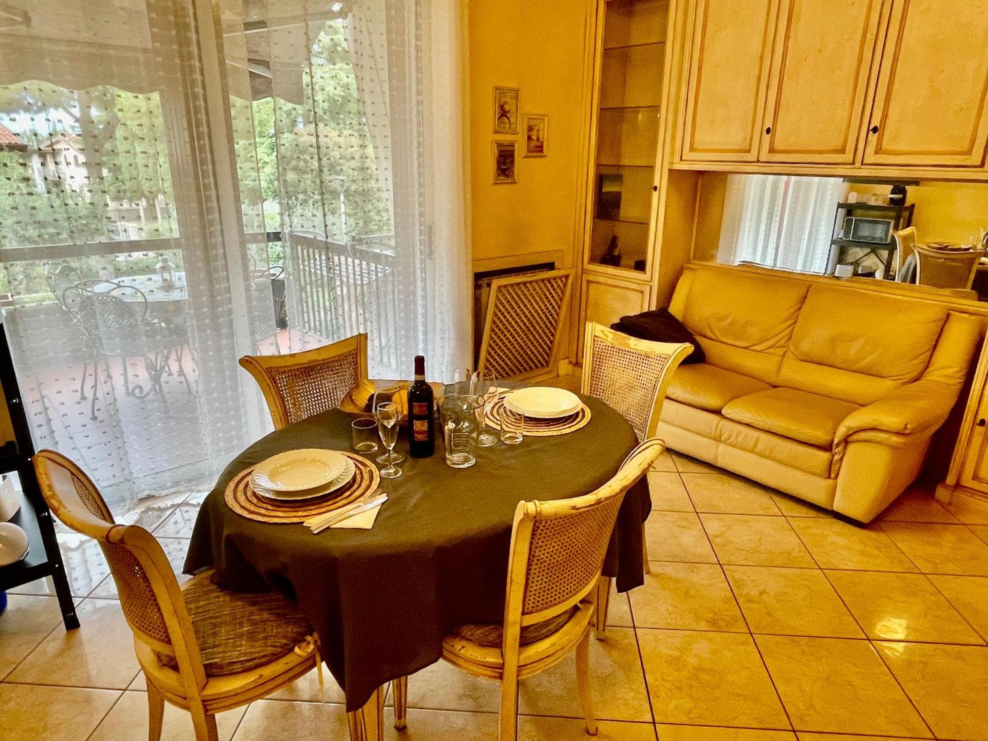 Doctor House Desenzano Appartement Desenzano del Garda Buitenkant foto