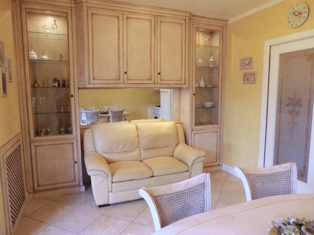 Doctor House Desenzano Appartement Desenzano del Garda Buitenkant foto
