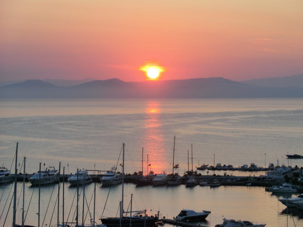 Doctor House Desenzano Appartement Desenzano del Garda Buitenkant foto