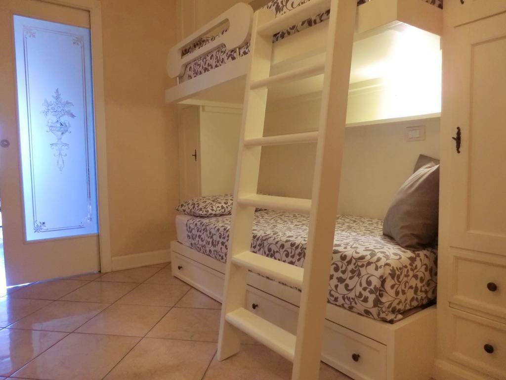 Doctor House Desenzano Appartement Desenzano del Garda Buitenkant foto