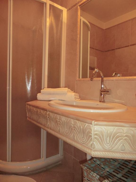 Doctor House Desenzano Appartement Desenzano del Garda Buitenkant foto